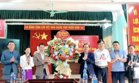 Đồng chí: Lê Trung Sơn, Phó Bí thư Thường trực Thành ủy thăm, chúc mừng trường THPT Nguyễn Thị Lợi và phòng Giáo dục & Đào tạo thành phố