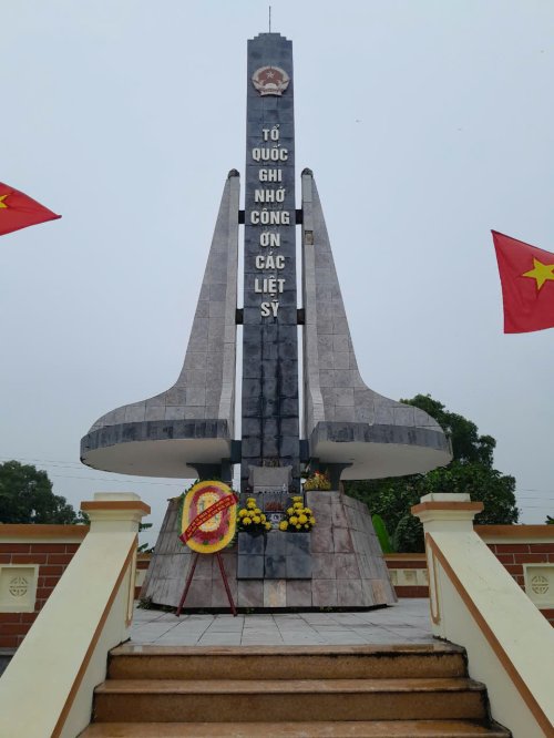 Tượng đài 01.jpg